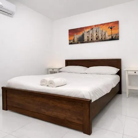 Bed & Garage In Apartament