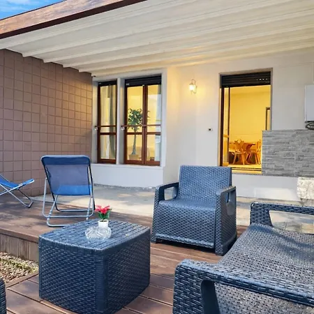 Daire Garage & Garden Villa Apartment